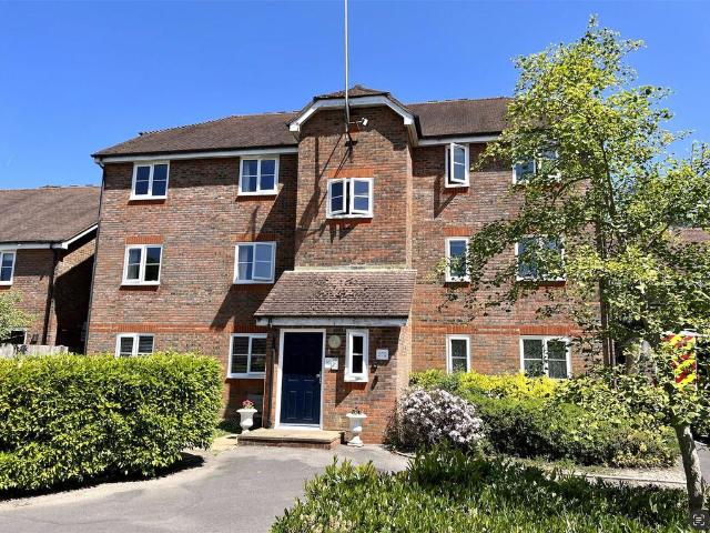 Flat for sale in Fole, Surrey