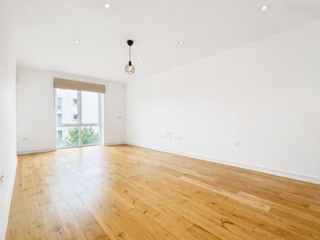 Flat for sale in Kew, Greater London