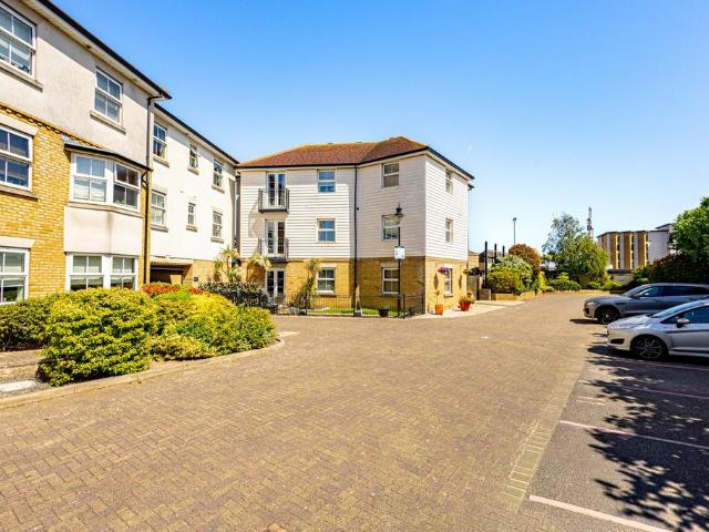 Flat for sale in Kursaal Estate, Alton Barnes
