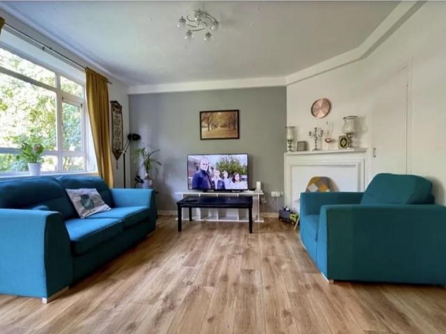 Flat for sale in Shepherd's Bush, Greater London