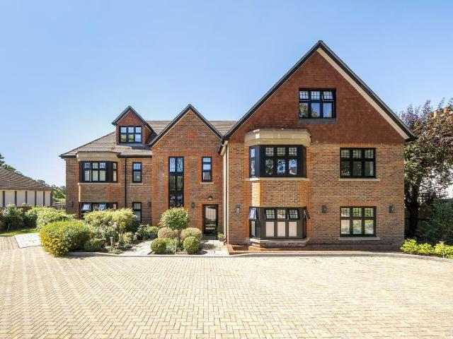 Flat for sale in Hillview, Surrey