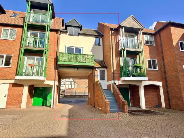 Flat for sale in Tewkesbury, Pamington