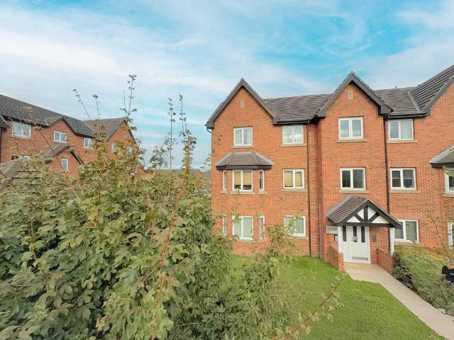 Flat for sale in Farsley, West Yorkshire