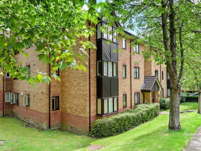Flat for sale in Ivy Chimneys, Epping