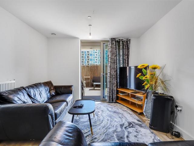 Flat for sale in London Borough of Lewisham, Ladywell