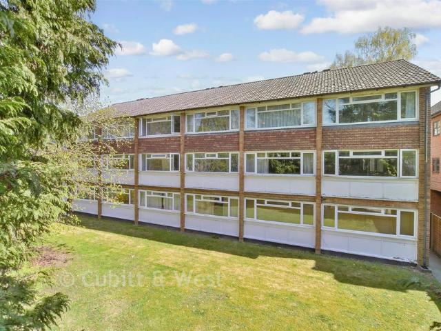 Flat for sale in Carshalton Beeches, Greater London