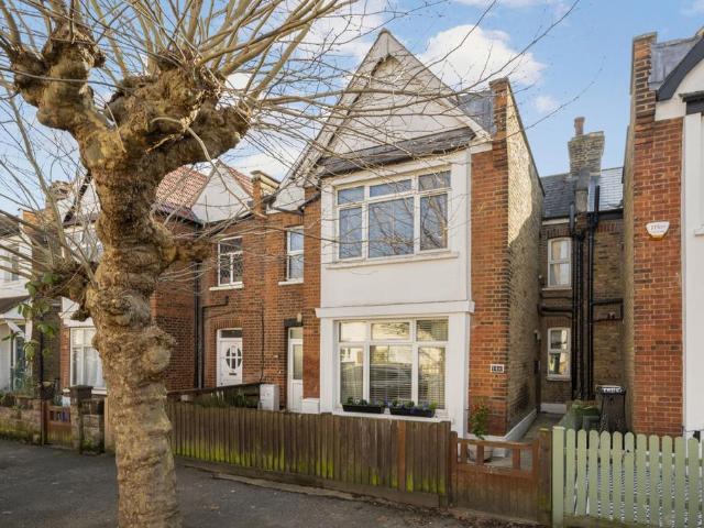 Flat for sale in London Borough of Merton, Raynes Park