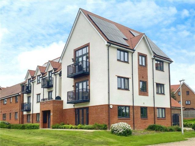 Flat for sale in Finchampstead