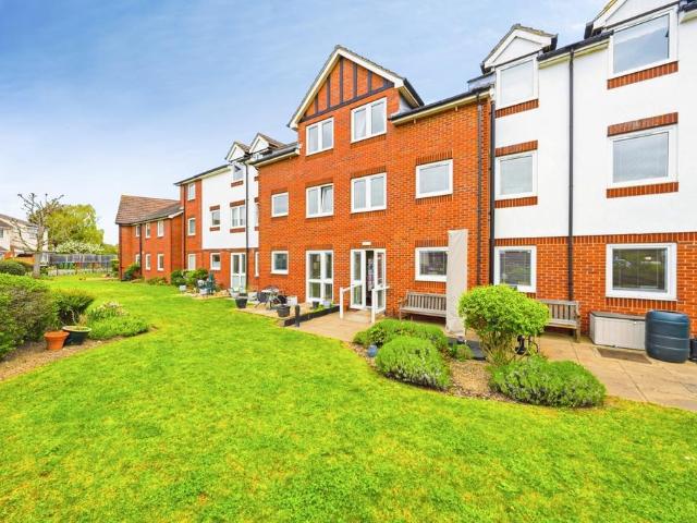 Flat for sale in Barnehurst, Greater London