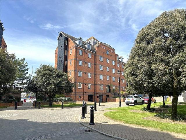Flat for sale in Crumbles, Eastbourne