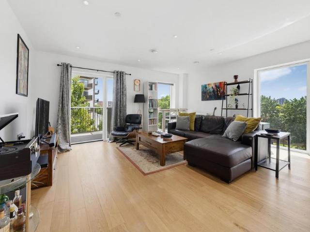 Flat for sale in Canning Town, Greater London