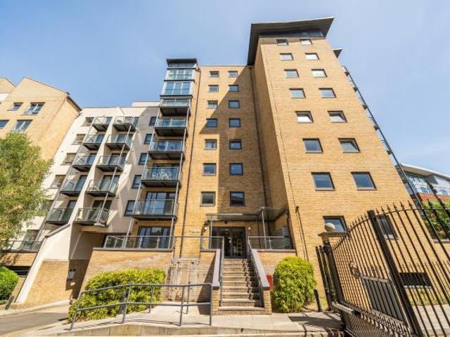 Flat for sale in Horsell, Woking