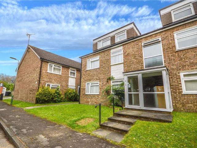 Flat for sale in Gidea Park, Greater London