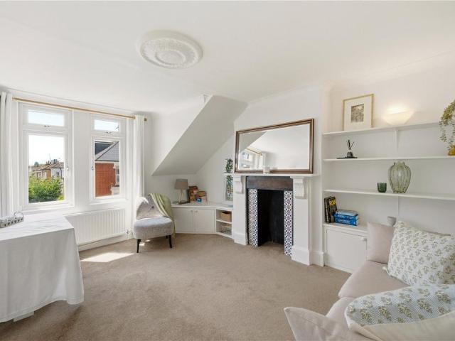 Flat for sale in Clapham Junction, Greater London