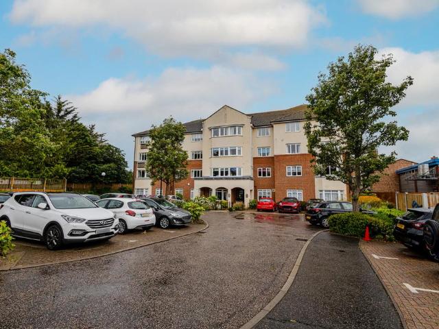 Flat for sale in Alton Barnes, Essex