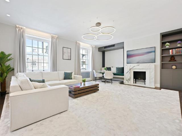 Flat for sale in Mayfair, Greater London