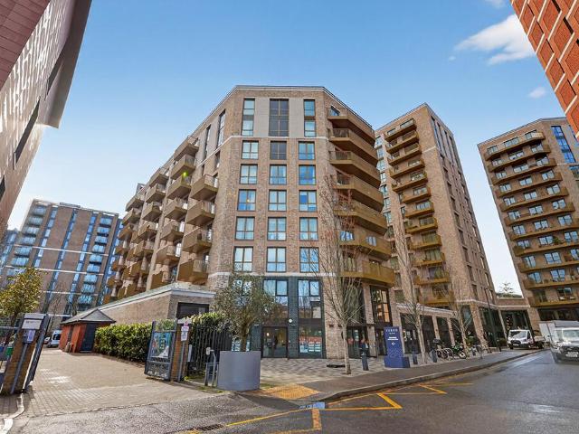Flat for sale in London Borough of Hounslow, Strand