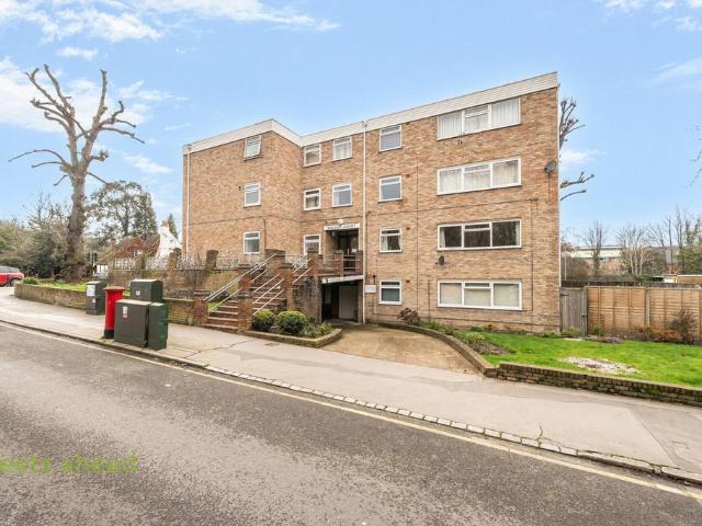 Flat for sale in London Borough of Croydon, Addiscombe