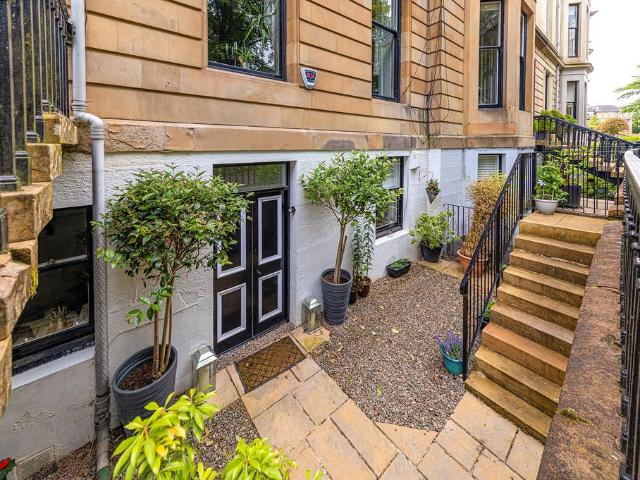 Flat for sale in Dowanhill, Scotland