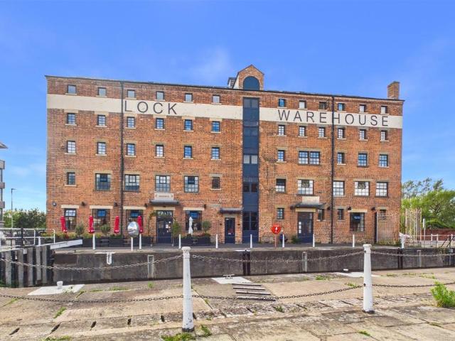 Flat for sale in Oxleaze, Gloucester