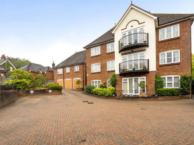 Flat for sale in Fole, Surrey