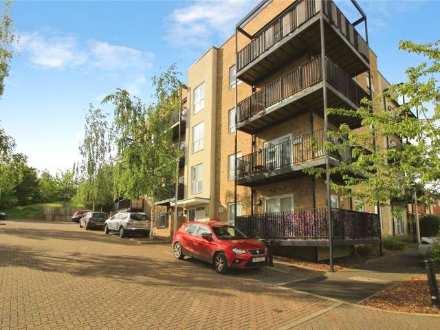 Flat for sale in Dee Park, Reading