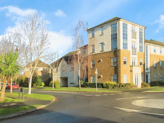 Flat for sale in Tranmere Park, West Yorkshire