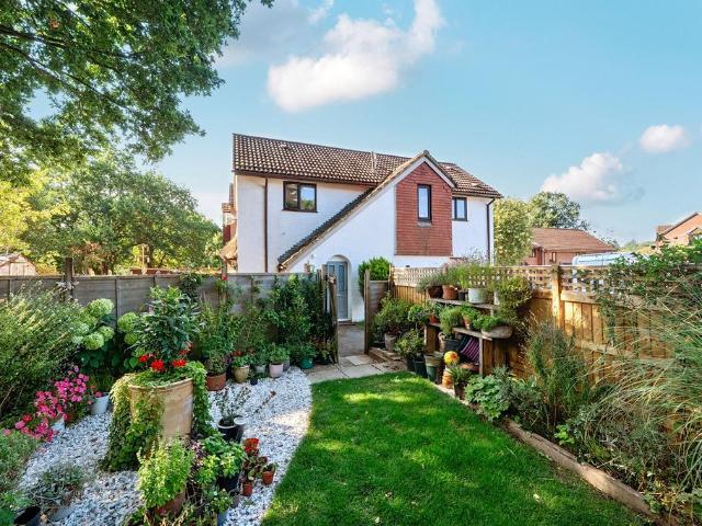 Flat for sale in Fole, Surrey