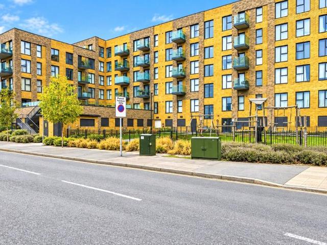 Flat for sale in Monks Orchard, Kent