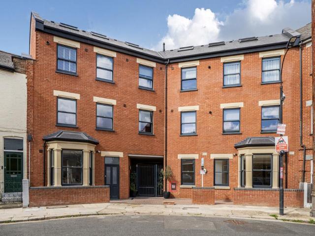 Flat for sale in London Borough of Hammersmith and Fulham, Greater London