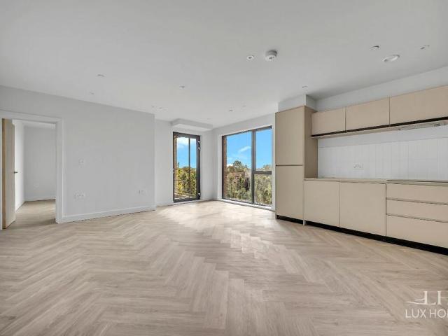 Flat for sale in Goodmayes, Greater London