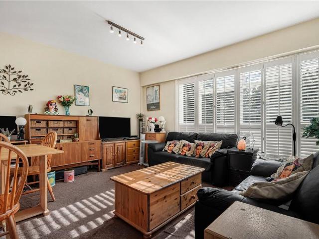 Flat for sale in London Borough of Wandsworth, Greater London