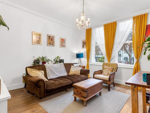 Flat for sale in West Hampstead, Greater London