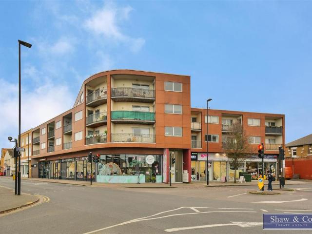 Flat for sale in London Borough of Hounslow, Greater London