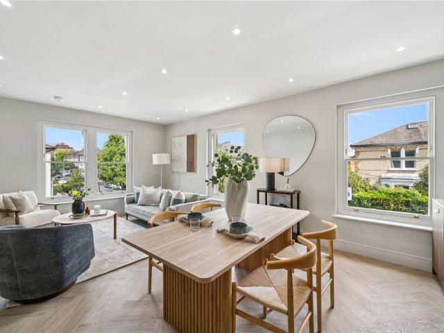 Flat for sale in Balham, Greater London