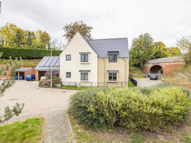 Flat for sale in Chelmondiston, Suffolk