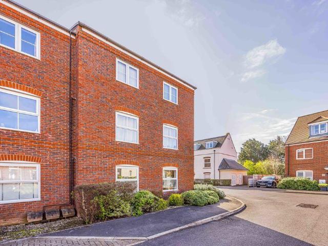 Flat for sale in Littlecote, West Sussex