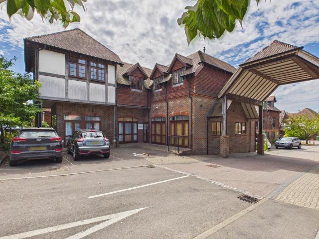 Flat for sale in Hurst Green, Heathlands