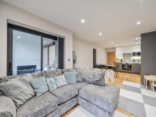 Flat for sale in London Borough of Croydon, Purley