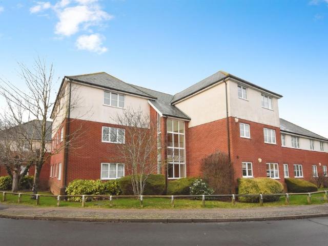 Flat for sale in Chipping Hill, Essex