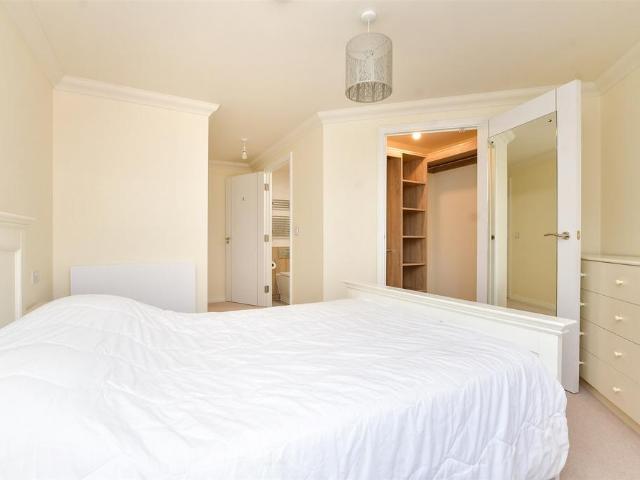 Flat for sale in Tattenham Corner, Red Hill
