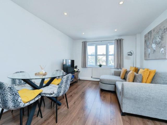 Flat for sale in London Borough of Croydon, Greater London