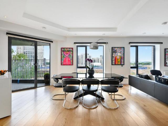 Flat for sale in London City Island, Blackwall