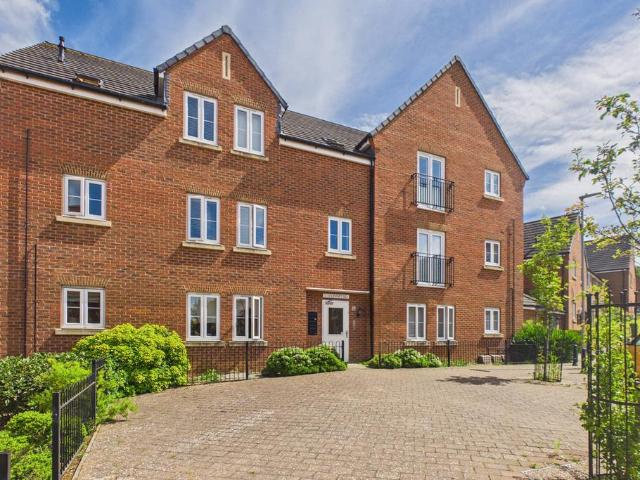 Flat for sale in Pouchen End, Hertfordshire