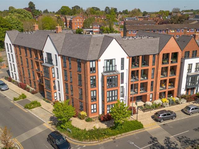 Flat for sale in Emmbrook, Wokingham