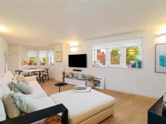 Flat for sale in Crouch End, Greater London