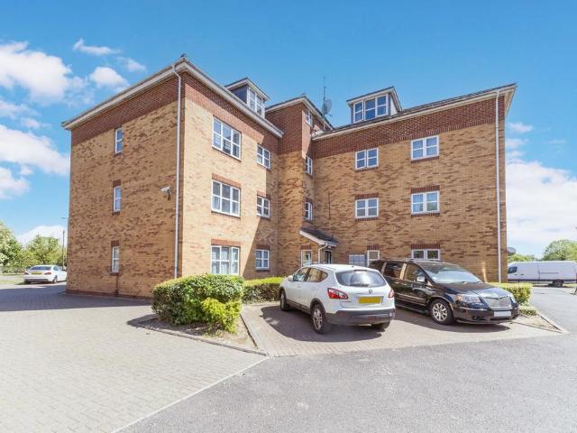 Flat for sale in Wexham Court, Slough
