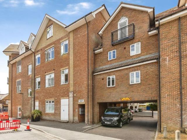 Flat for sale in Red Hill, Surrey