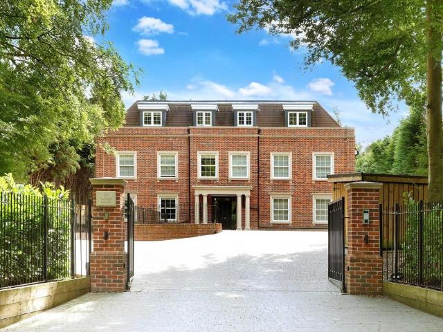Flat for sale in Beaconsfield, Knotty Green
