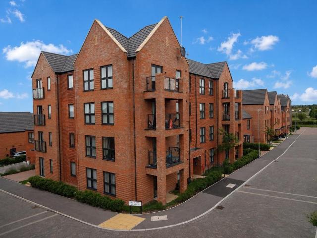 Flat for sale in Houghton Regis, Bedfordshire